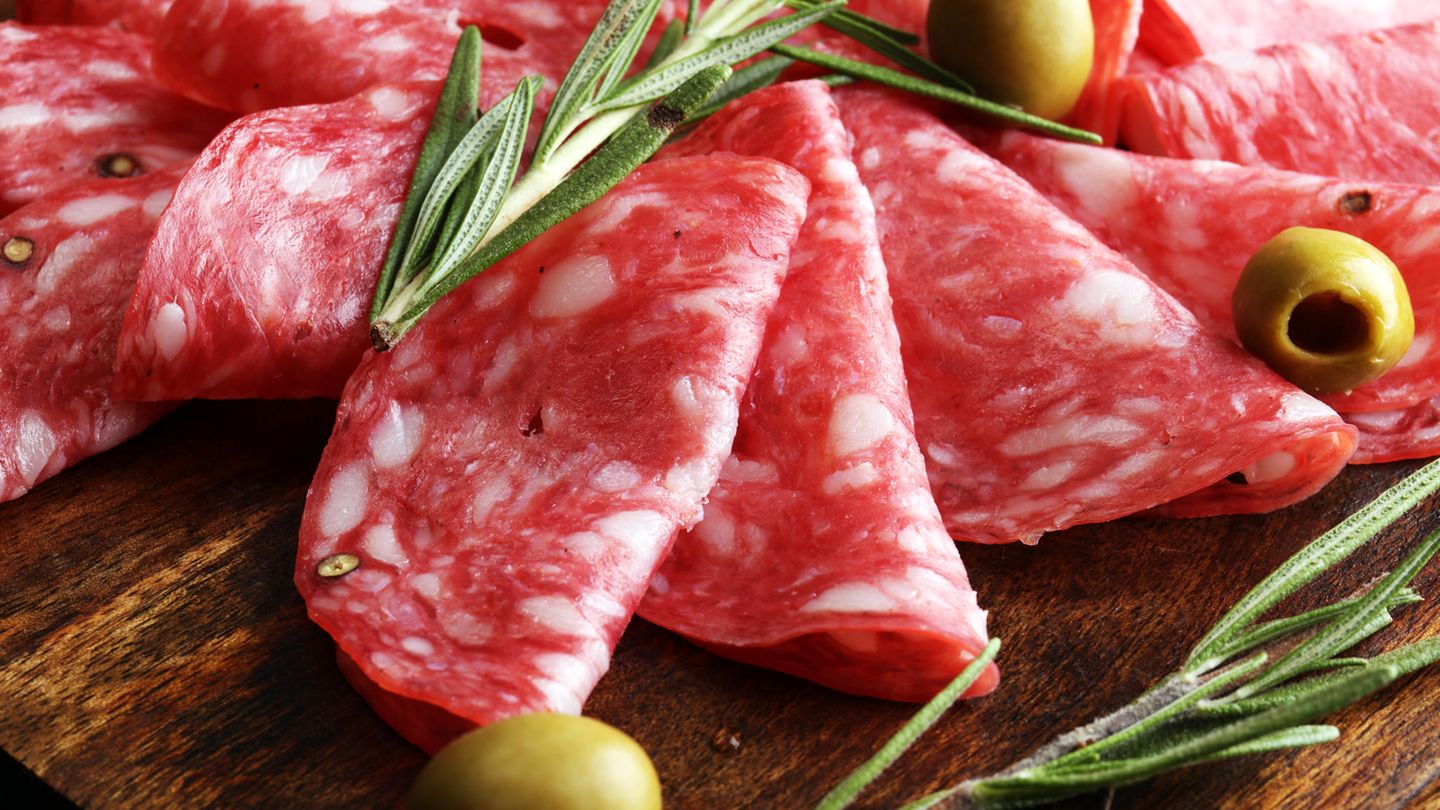 Krebsrisiko: Salami auf einem Holzbrett