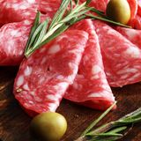 Krebsrisiko: Salami auf einem Holzbrett