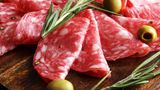 Krebsrisiko: Salami auf einem Holzbrett