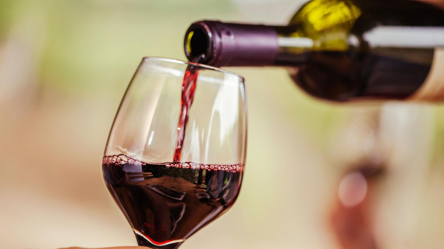 Krebs - diese Lebensmittel erhöhen das Risiko Krebsrisiko: ein Glas Rotwein