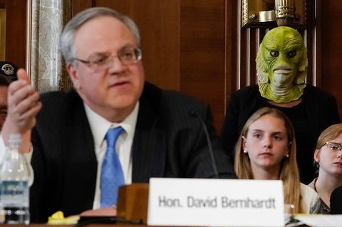 Innenminister David Bernhardt verliest ein Statement vor dem Energieausschuss im US-Senat