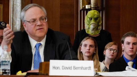 Innenminister David Bernhardt verliest ein Statement vor dem Energieausschuss im US-Senat