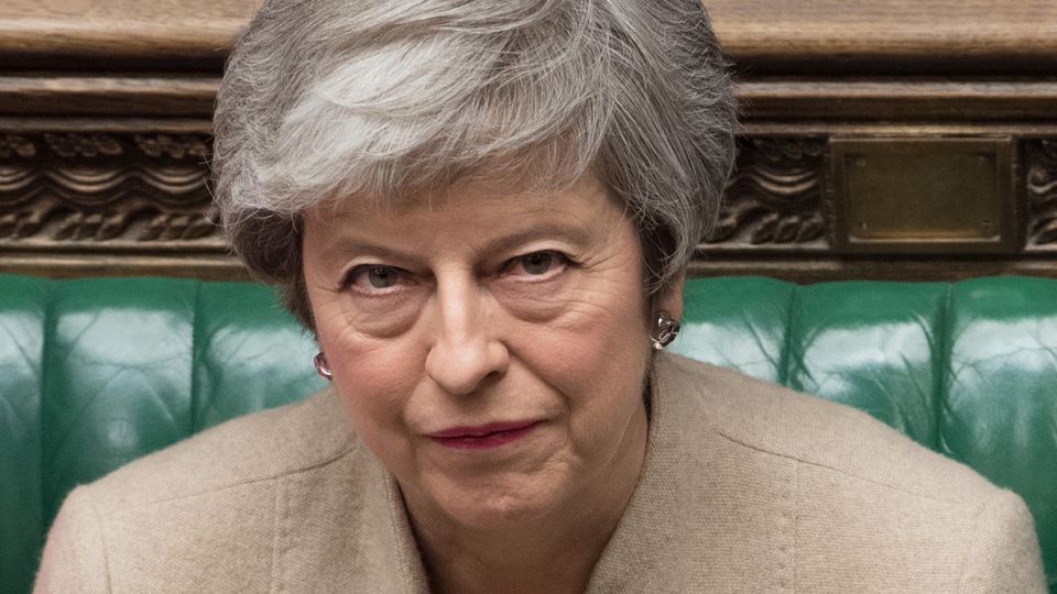 Dritte Abstimmungsniederlage für ihren EU-Deal: Die Mine von Premierministerin Theresa May sagt alles über das Brexit-Chaos in London.