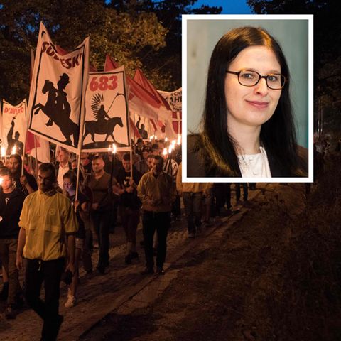 Ein Aufmarsch der Identitären in Wien mit einem Bild von Natascha Strobl.
