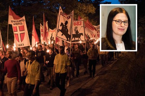 Ein Aufmarsch der Identitären in Wien mit einem Bild von Natascha Strobl.