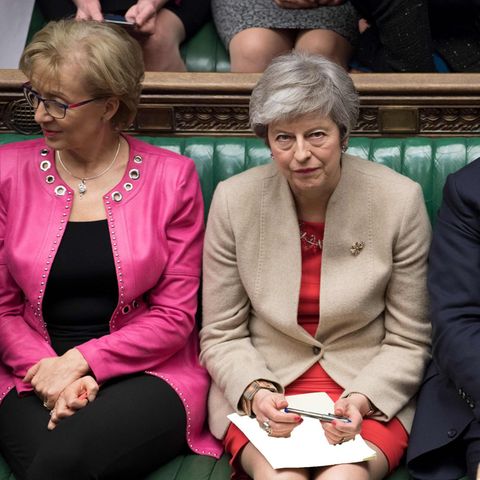 Die britische Premierministerin Theresa May sitzt auf einer grün gepolsterten Bank im britischen Unterhaus