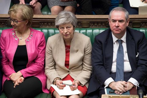 Die britische Premierministerin Theresa May sitzt auf einer grün gepolsterten Bank im britischen Unterhaus