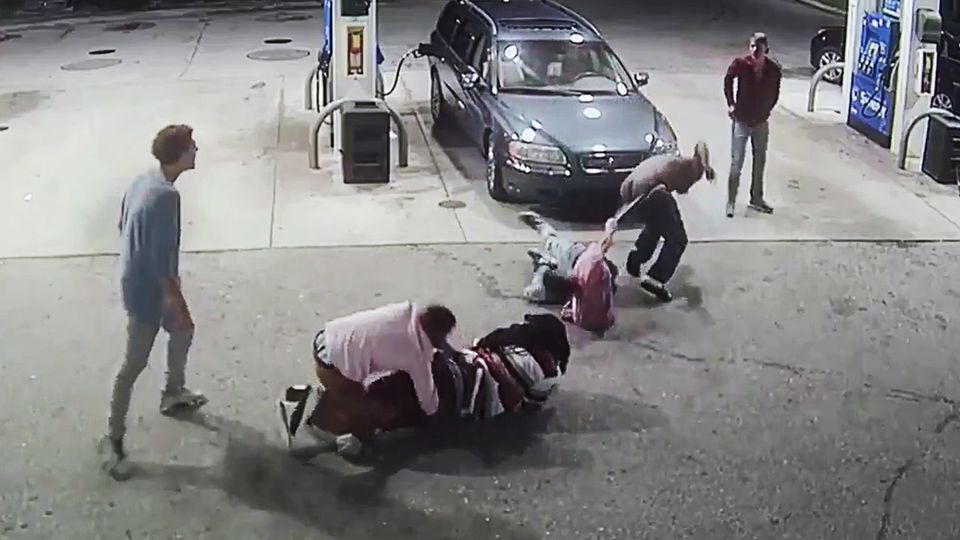 Touristen überwältigen bewaffneten Räuber Touristen überwältigen bewaffneten Räuber