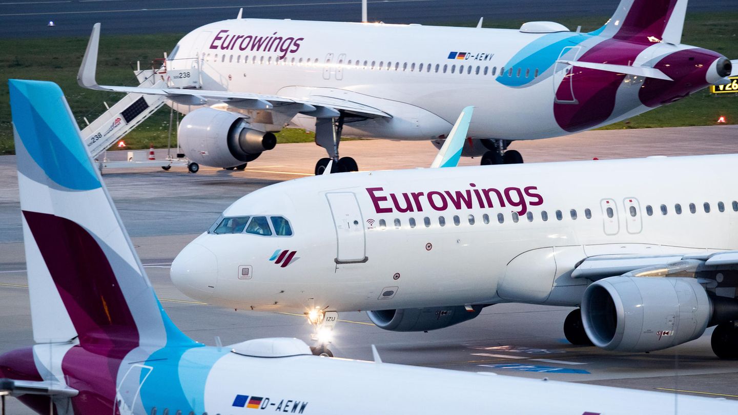 Drei Flugzeuge mit Eurowings-Lackierung stehen unterschiedlich ausgerichtet auf einem Flughafen