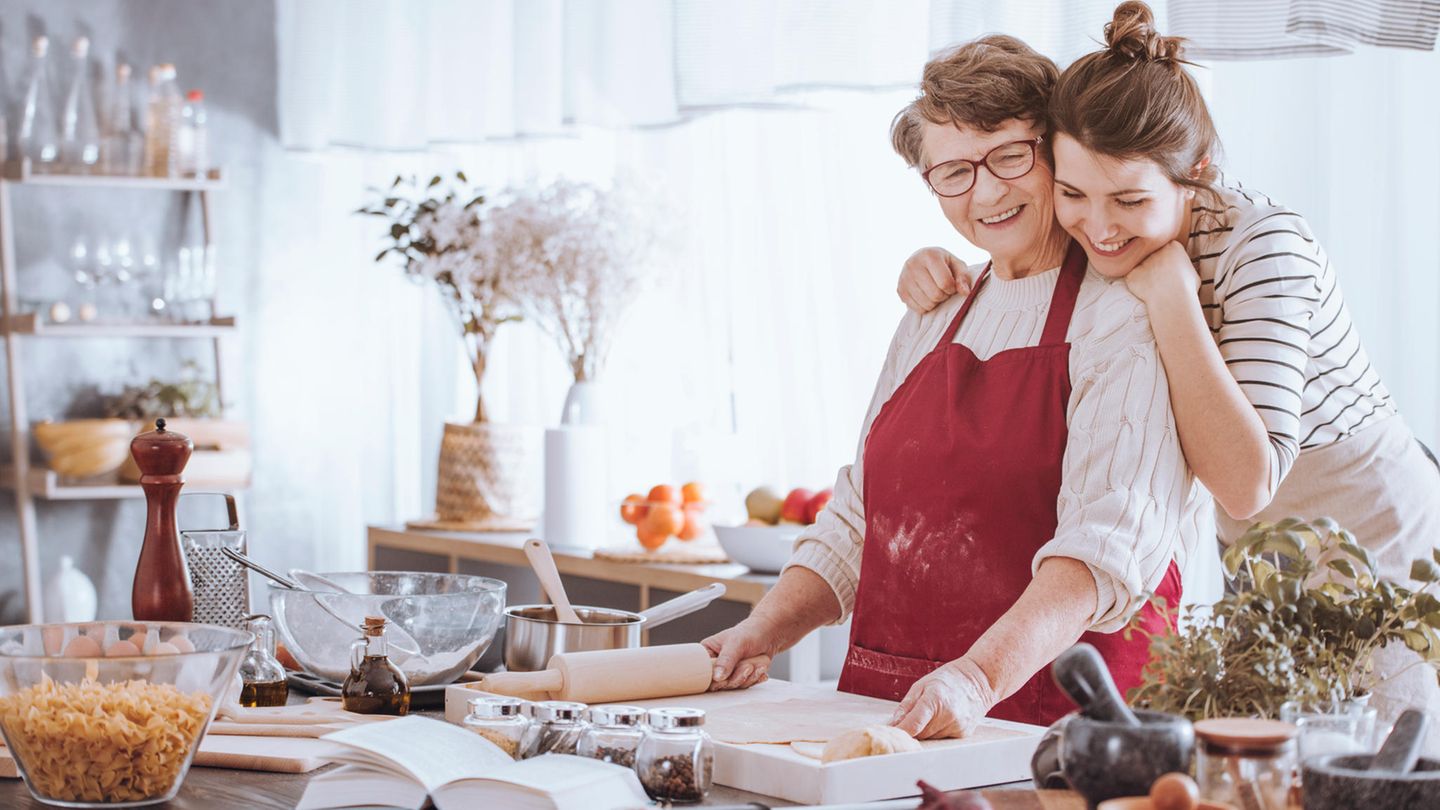 Oma kochte nicht nur mit Liebe, sondern vor allem mit Erfahrung. Wenn Enkel erstmals das Essen ihrer Großmütter genießen können, haben diese ihre Rezepte bereits seit Jahrzehnten perfektioniert. Auch deshalb schmeckt's bei Oma am besten.
