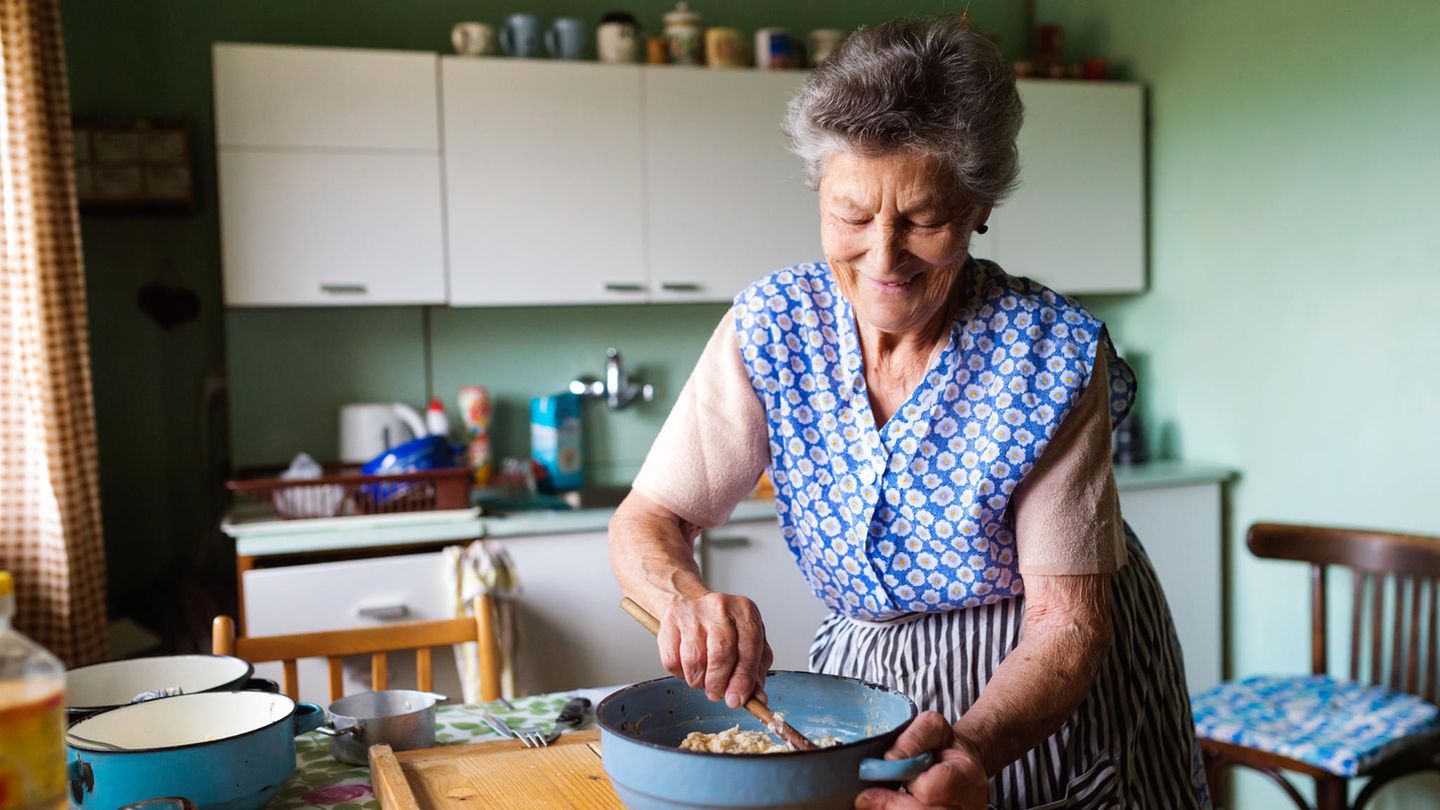 Warum Oma so eine gute Köchin ist? Das liegt vermutlich daran, dass sie Hauswirtschaftsunterricht in der Schule hatte. Dort hat man nicht nur gelernt, wie man Socken stopft und Knöpfe wieder annäht, sondern auch die Grundregeln des Kochens. 