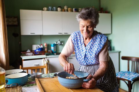 Warum Oma so eine gute Köchin ist? Das liegt vermutlich daran, dass sie Hauswirtschaftsunterricht in der Schule hatte. Dort hat man nicht nur gelernt, wie man Socken stopft und Knöpfe wieder annäht, sondern auch die Grundregeln des Kochens. 