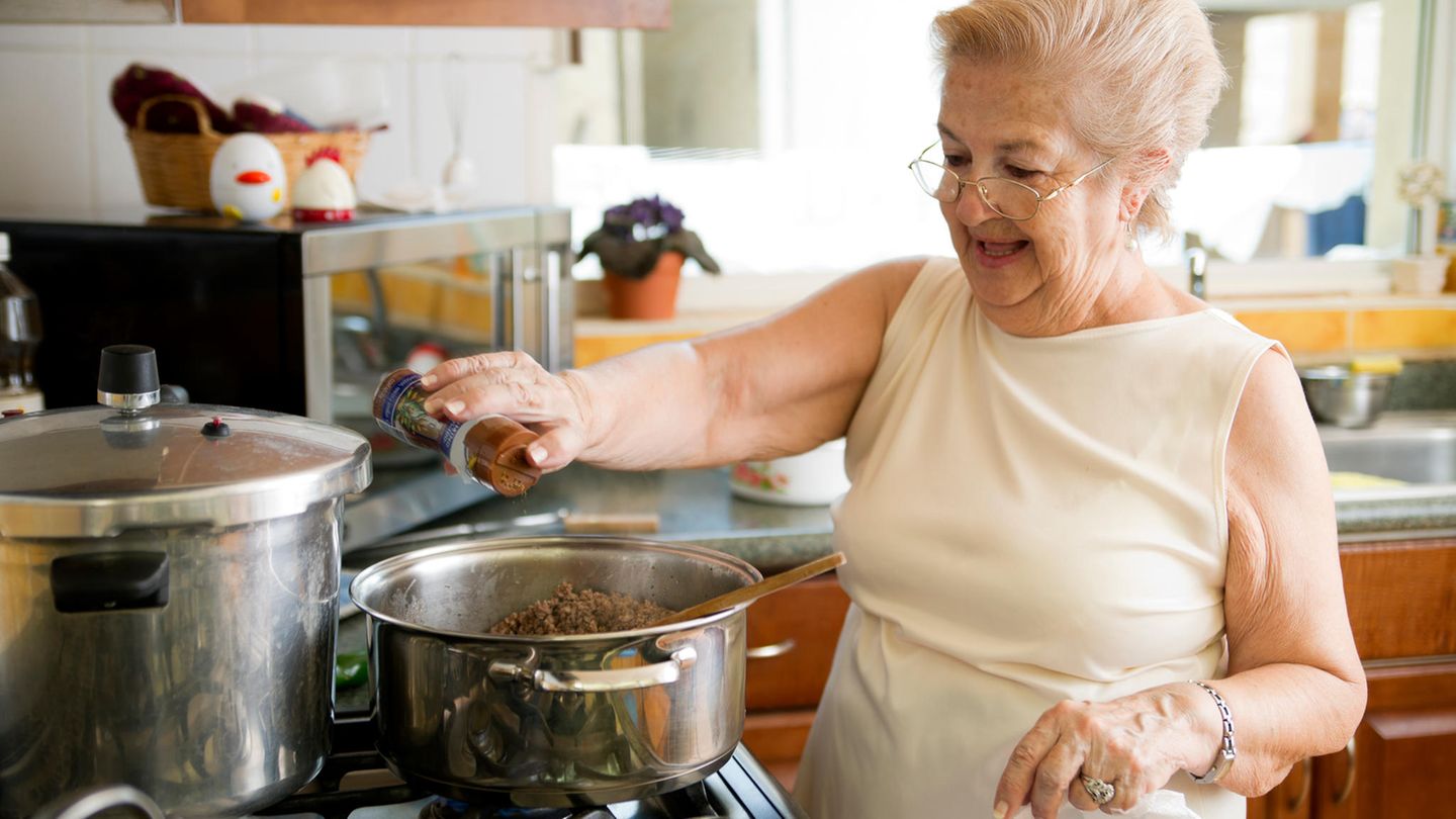 Küche: Oma wusste, wie man würzt. Denn schließlich kommt intensiver Geschmack auch von Gewürzen. Oma salzte ihr Pasta-Wasser bevor sie Nudeln kochte und rieb den Braten mit jeder Menge Gewürzen ein. Wer ein aromatisches Essen möchte, sollte die Grundwürze aus Salz und Pfeffer nicht vergessen. Oma wusste, wie man würzt. Denn schließlich kommt intensiver Geschmack auch von Gewürzen. Oma salzte ihr Pasta-Wasser bevor sie Nudeln kochte und rieb den Braten mit jeder Menge Gewürzen ein. Wer ein aromatisches Essen möchte, sollte die Grundwürze aus Salz und Pfeffer nicht vergessen.
