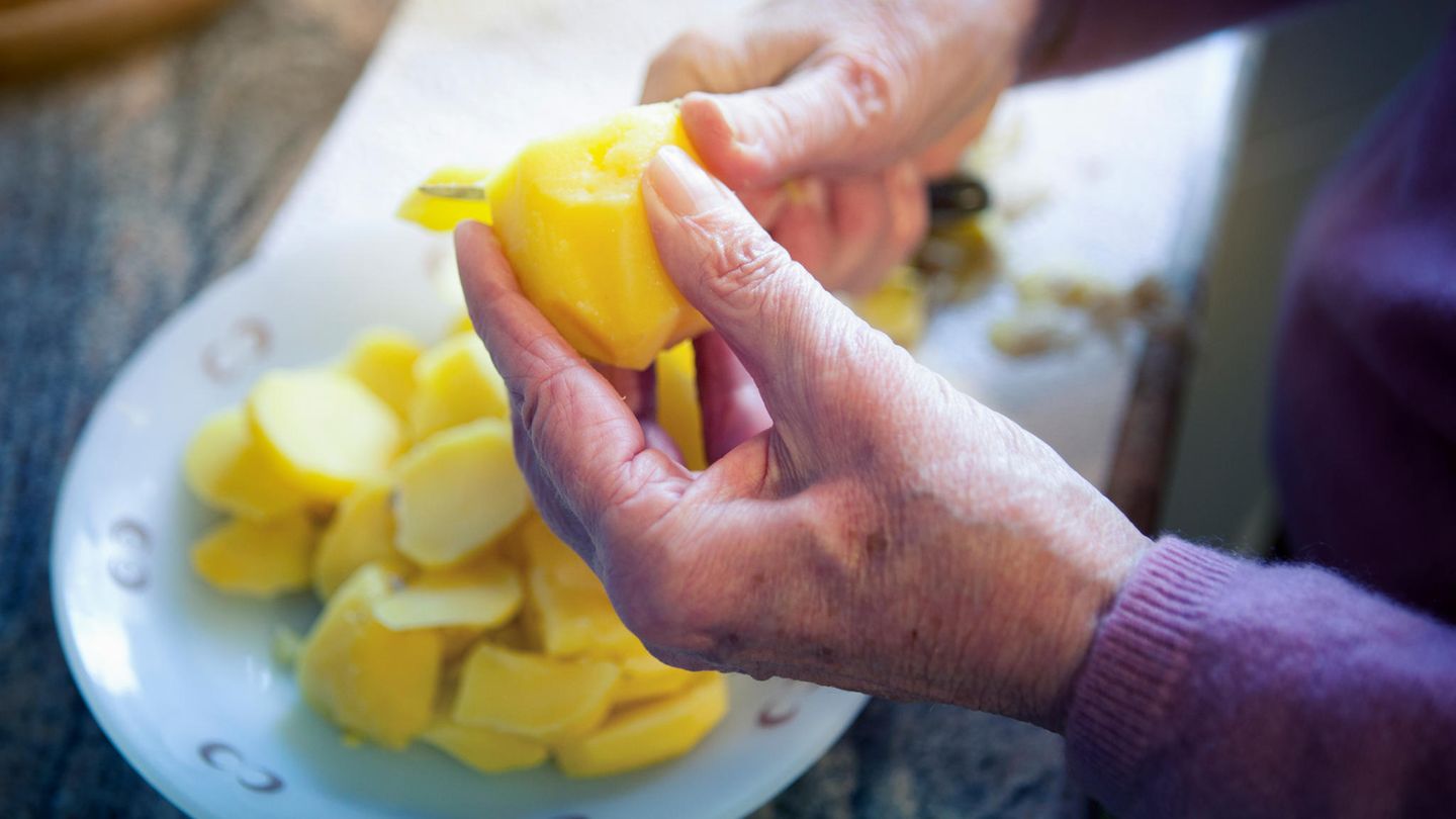 Die meisten Omas bauten ihr Gemüse selber an. Entweder im eigenen Garten oder auf dem Balkon. Kein Wunder, dass Tomaten und Kartoffeln bei Oma früher so gut schmeckten.