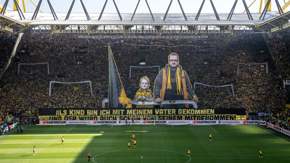 Beeindruckende BVB-Choreo: Die Ultra-Gruppierung "Unity" präsentierte vor dem Spiel auf der Südtribüne eine monumentale Liebeserklärung: "Als Kind bin ich mit meinem Vater gekommen ...und der wurd auch schon von seinem mitgenommen" ist ein Zitat aus der Vereinshymne "Borussia". Bei den überlebensgroßen Figuren soll es sich um den ehemaligen Vorsänger Magnus Wollenhaupt und seinen Sohn handeln.
