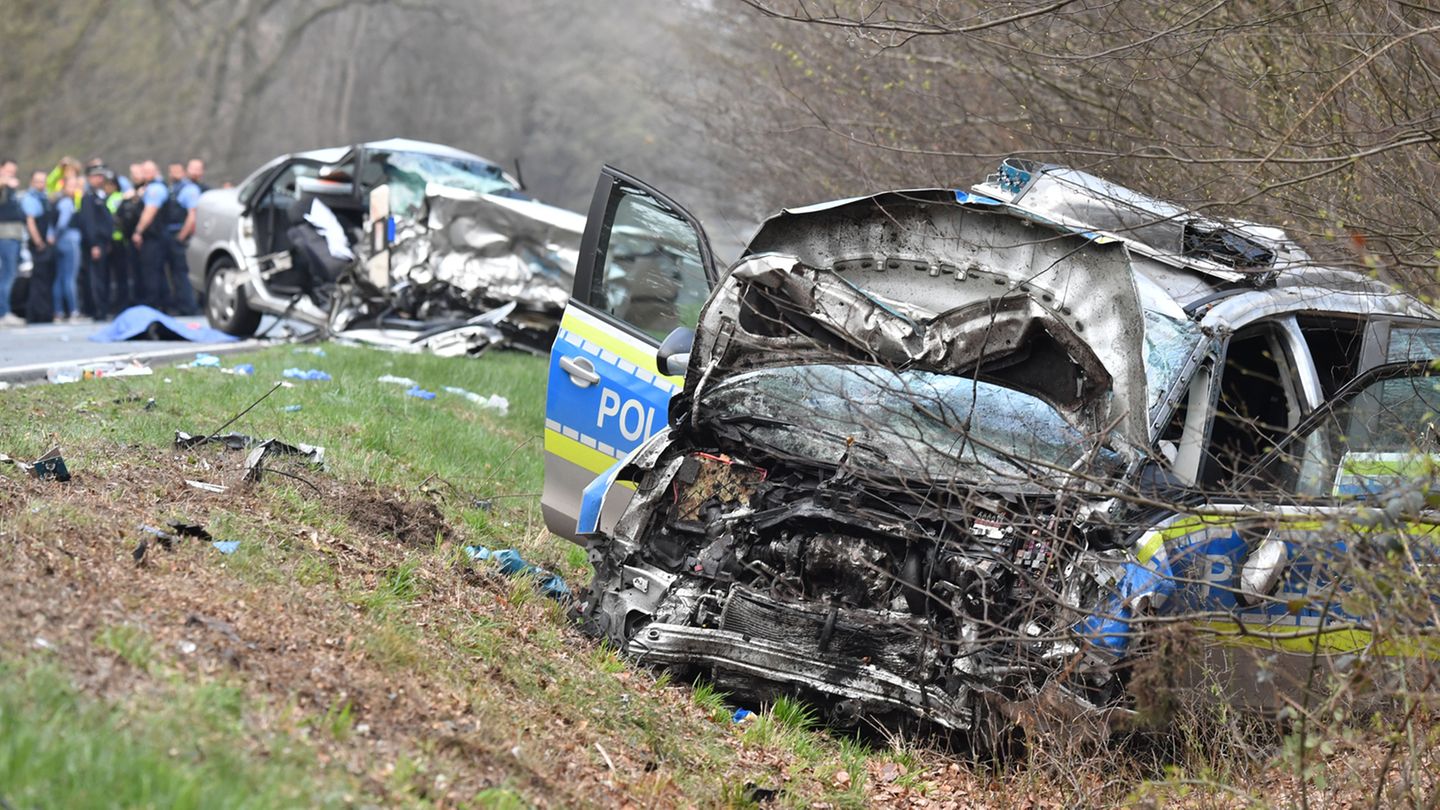 Auf dem Weg zum Absturzort des Kleinflugzeugs stieß ein Polizeiwagen frontal mit einem anderen Pkw zusammen