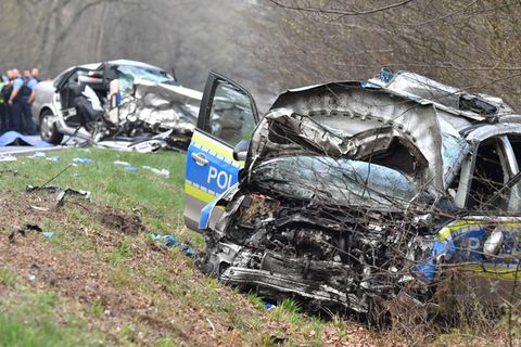 Auf dem Weg zum Absturzort des Kleinflugzeugs stieß ein Polizeiwagen frontal mit einem anderen Pkw zusammen