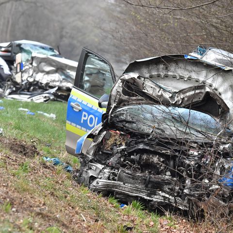 Auf dem Weg zum Absturzort des Kleinflugzeugs stieß ein Polizeiwagen frontal mit einem anderen Pkw zusammen