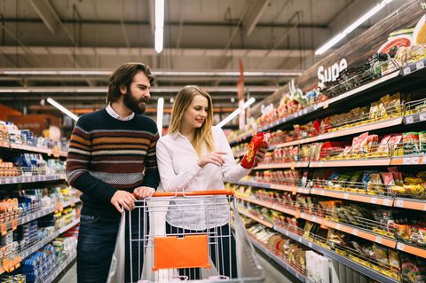 Ein Paar kauft im Supermarkt ein