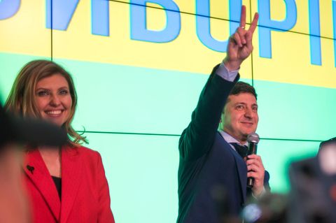 Wladimir Selenski macht das Victory-Zeichen nach der Stimmenauszählung der ersten Runde der ukrainischen Präsidentschaftswahlen