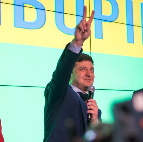 Wladimir Selenski macht das Victory-Zeichen nach der Stimmenauszählung der ersten Runde der ukrainischen Präsidentschaftswahlen