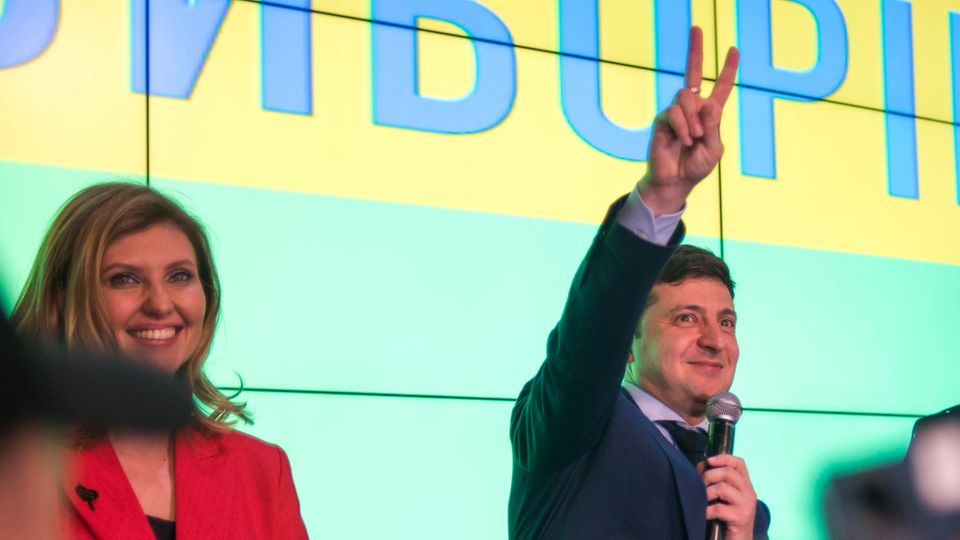 Wladimir Selenski macht das Victory-Zeichen nach der Stimmenauszählung der ersten Runde der ukrainischen Präsidentschaftswahlen