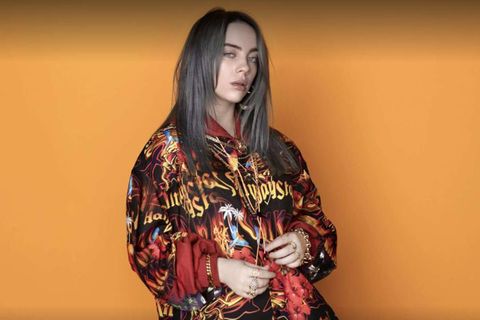 Billie Eilish Look ist grungy und cool, ihre Texte sind dafür melancholisch und poetisch