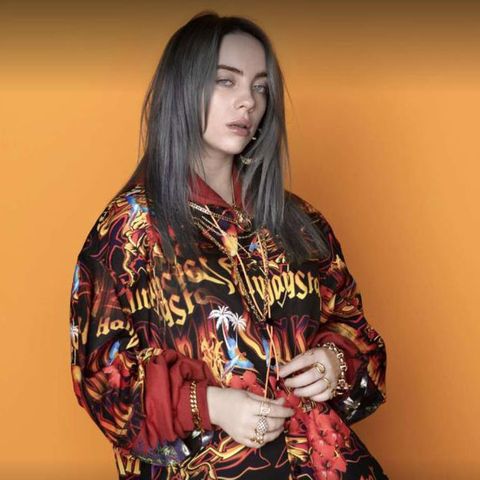 Billie Eilish Look ist grungy und cool, ihre Texte sind dafür melancholisch und poetisch