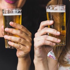 Frauen mit Bier in Hand