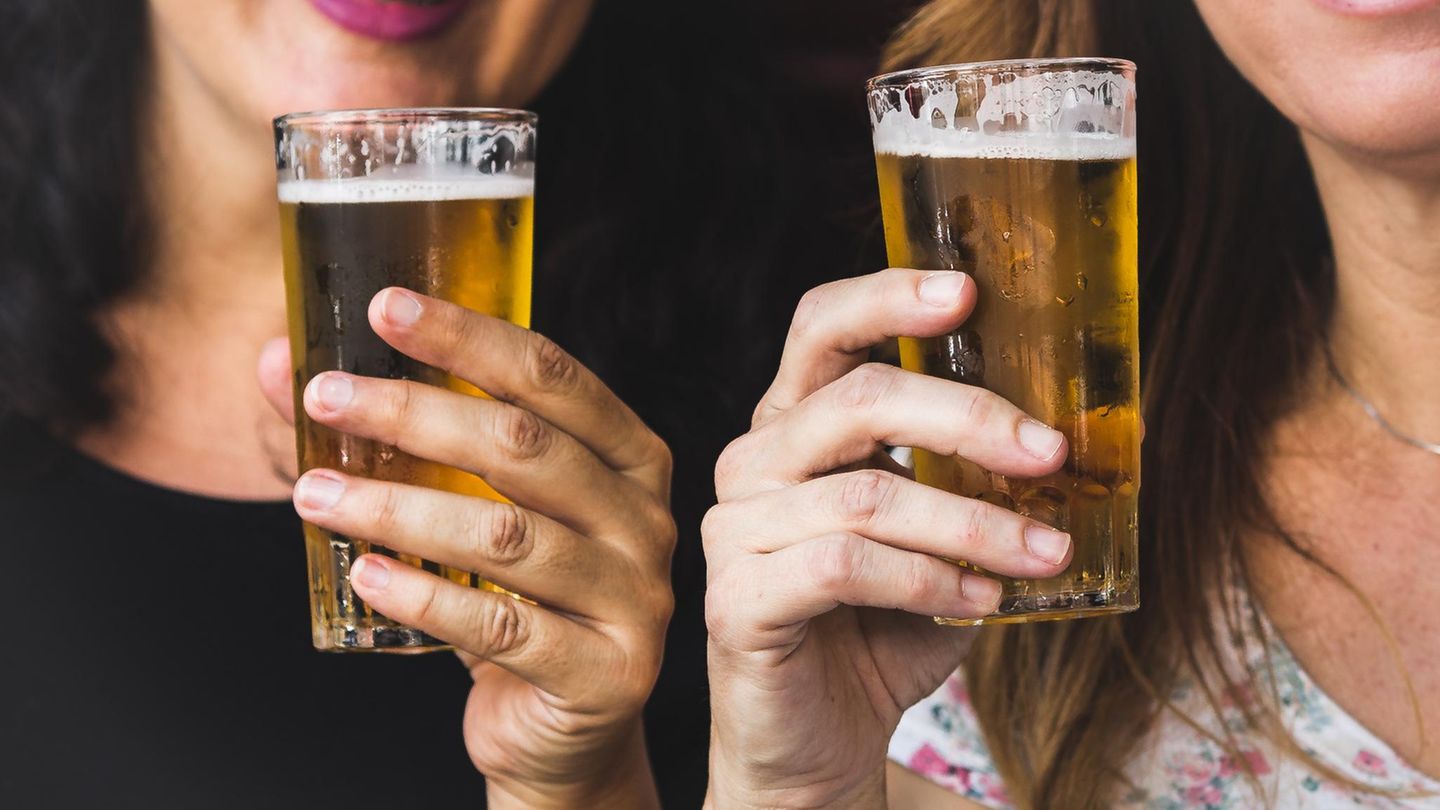 Frauen mit Bier in Hand