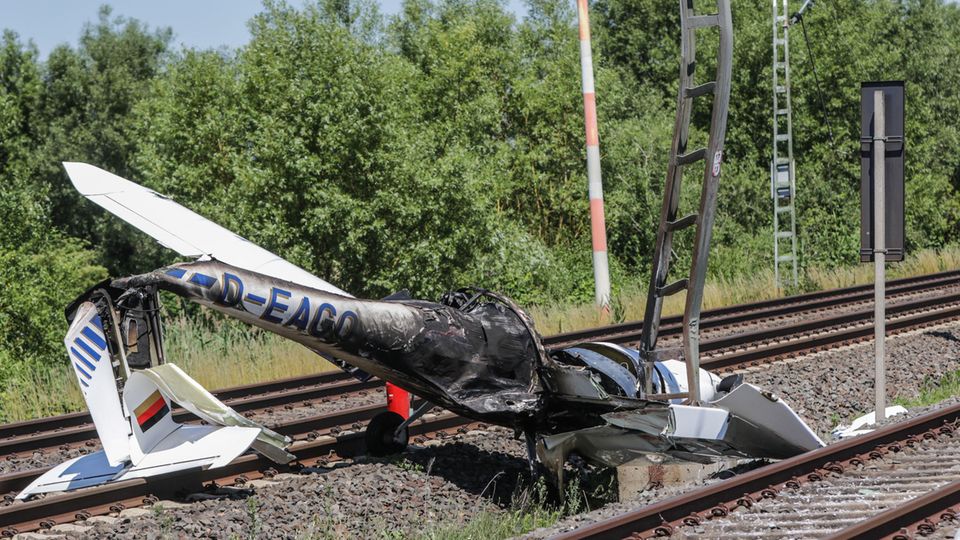 Größter Kleinflughafen: Am Rande des Flugplatzes Egelsbach auf den Gleisen der Bahnstrecke zwischen Frankfurt am Main und Darmstadt: das Wrack eines im Juni 2015 ausgebrannten Sportflugzeuges. Am Rande des Flugplatzes Egelsbach auf den Gleisen der Bahnstrecke zwischen Frankfurt am Main und Darmstadt: das Wrack eines im Juni 2015 ausgebrannten Sportflugzeuges.