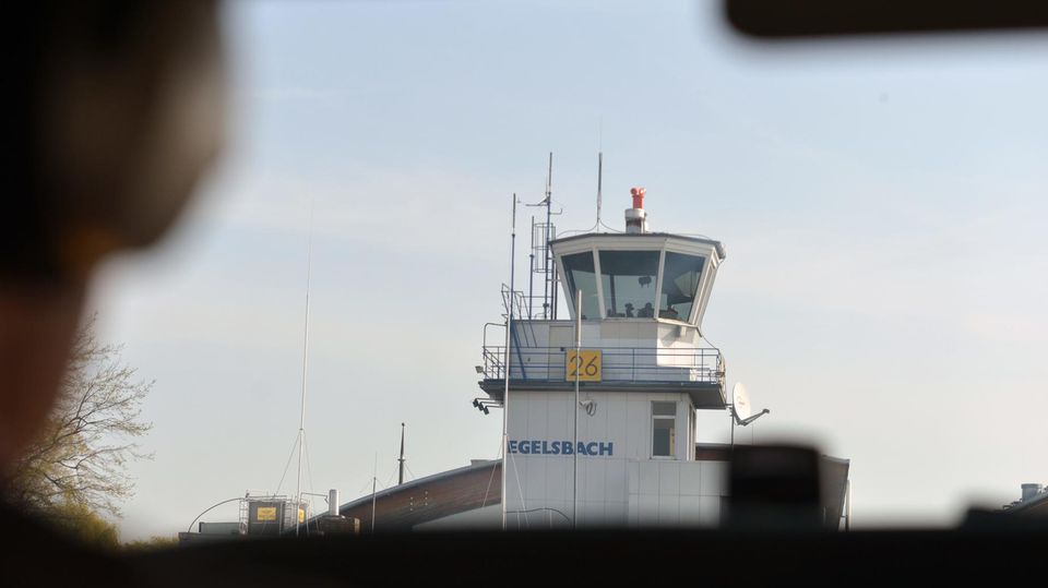 Blick aus einem Kleinflugzeug auf den Kontrollturm des Flughafens Egelsbach