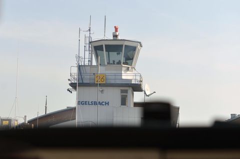 Blick aus einem Kleinflugzeug auf den Kontrollturm des Flughafens Egelsbach