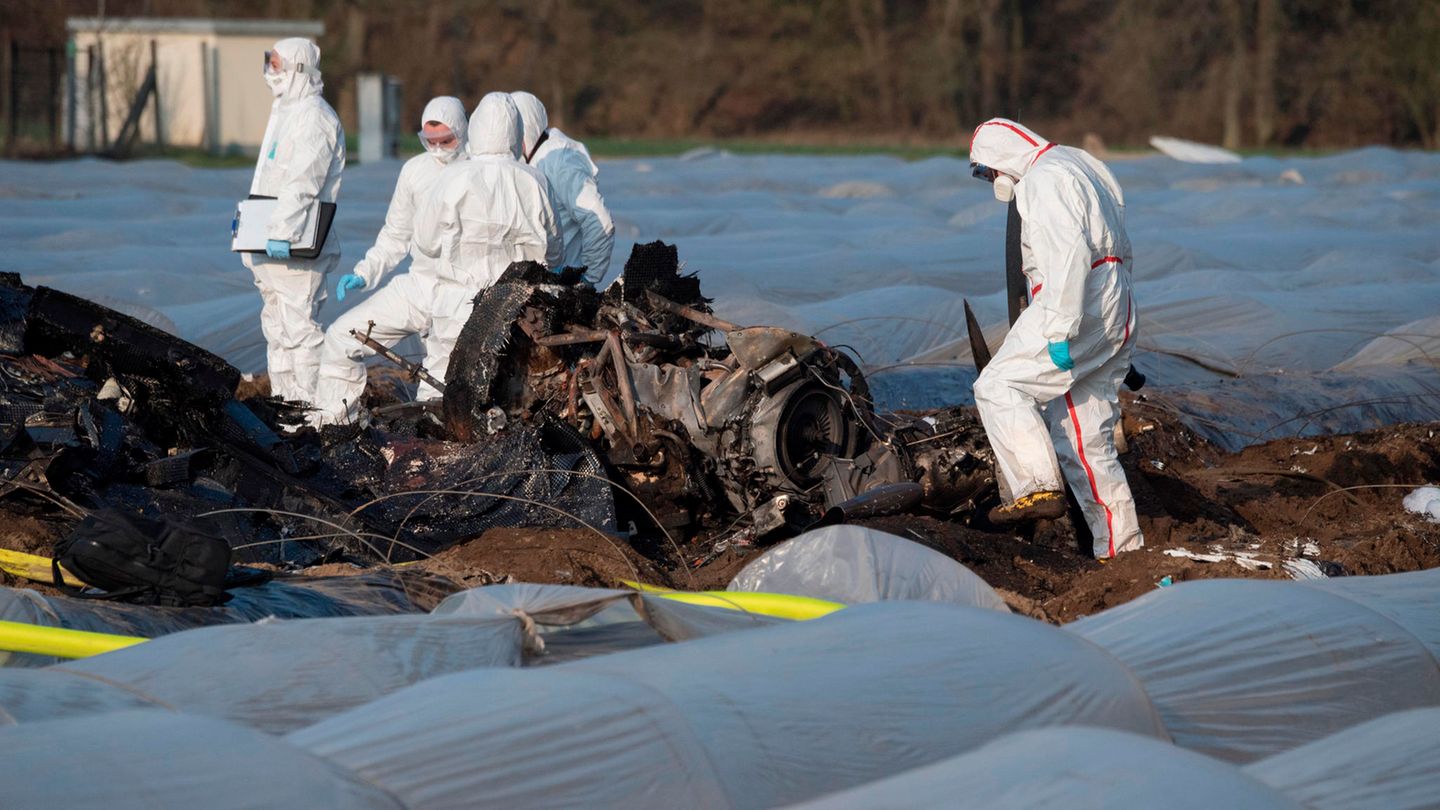 Absturz mit drei Toten: Beamte der Kriminalpolizei und Luftfahrtexperten der Bundesstelle für Flugunfalluntersuchung untersuchen das Wrack des am Sonntag abgestürzten Geschäftsflugzeuges in der Nähe des Flugplatzes Egelsbach.