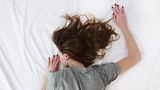 Eine Frau liegt im Bett und schläft