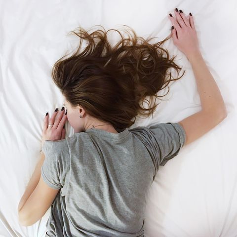 Eine Frau liegt im Bett und schläft