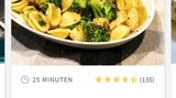 Die App denkt mit: Weil wir uns für Nudeln in der Einkaufliste entschieden haben, stellt mir der Algorithmus der App mehrere Pasta-Rezepte zusammen. Hier zum Beispiel für Pasta mit Brokkoli. Das Rezept gibt es direkt in der App, inklusive Zutaten und der Möglichkeit, diese direkt in die Einkaufsliste einzutragen.