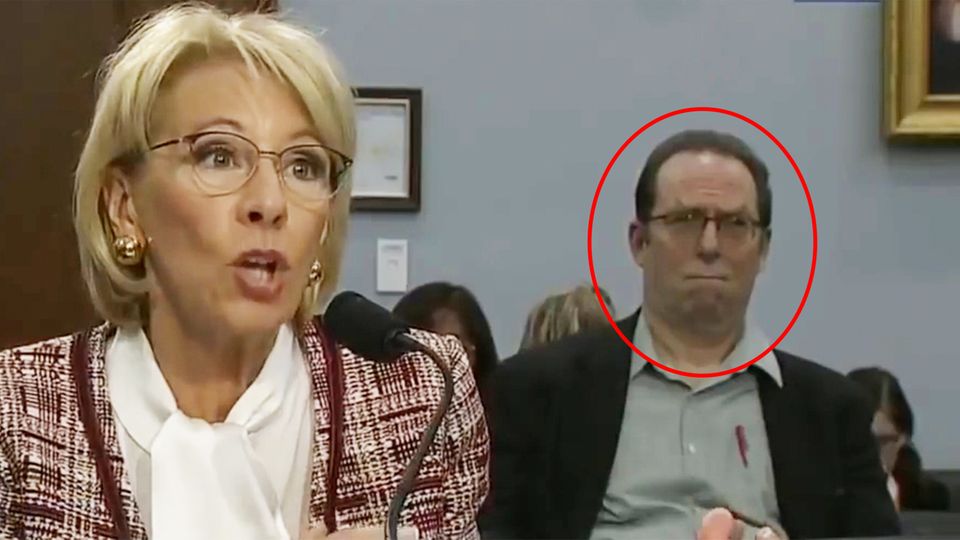 US-Bildungsministerin Betsy DeVos verteidigt ihren Finanzplan vor dem Haushaltsausschuss im Repräsentantenhaus. US-Bildungsministerin Betsy DeVos verteidigt ihren Finanzplan vor dem Haushaltsausschuss im Repräsentantenhaus.