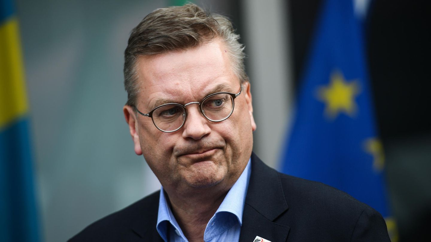 Nach den Enthüllungen über Zusatzeinkünfte steigt der Druck auf den DFB-Präsidenten Reinhard Grindel