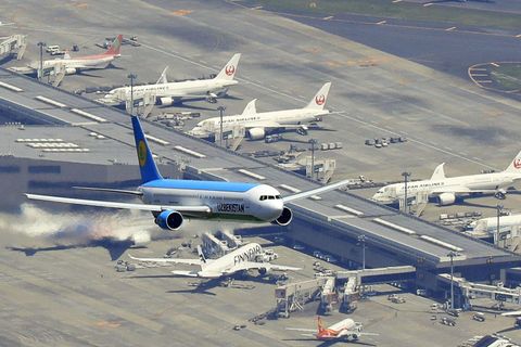Platz 9: Tokio Narita (NRT), Japan  Der Airport 60 Kilometer nordöstlich von Tokio gehört zu den beiden großen Flughäfen der japanischen Hauptstadt. Er verfügt über zwei Pisten, drei Terminals und mehrere Zuganbindungen und verzeichnet über 40 Millionen Passagiere pro Jahr.