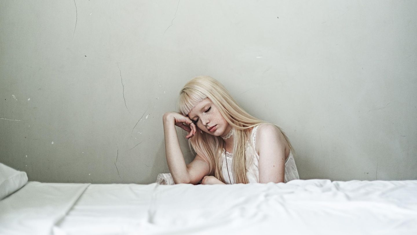 Ein trauriges Mädchen nach einer Trennung