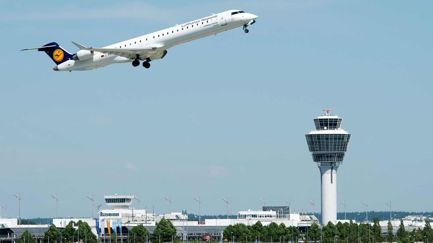 Airport-Ranking 2019: Platz 7: Flughafen München (MUC), Deutschland Weiterhin konnte sich München unter den Top-Airports behaupten, wenn auch nicht mehr auf Platz 3 wie im Airport-Ranking 2016. Der bayerische Flughafen ist mit den beiden Terminals wieder "Best Airport in Europe" und der beste Airport in Mitteleuropa - trotz der Zwischenfälle bei der Sicherheitskontrolle im Juli vergangenen Jahres. Platz 7: Flughafen München (MUC), Deutschland Weiterhin konnte sich München unter den Top-Airports behaupten, wenn auch nicht mehr auf Platz 3 wie im Airport-Ranking 2016. Der bayerische Flughafen ist mit den beiden Terminals wieder "Best Airport in Europe" und der beste Airport in Mitteleuropa - trotz der Zwischenfälle bei der Sicherheitskontrolle im Juli vergangenen Jahres.
