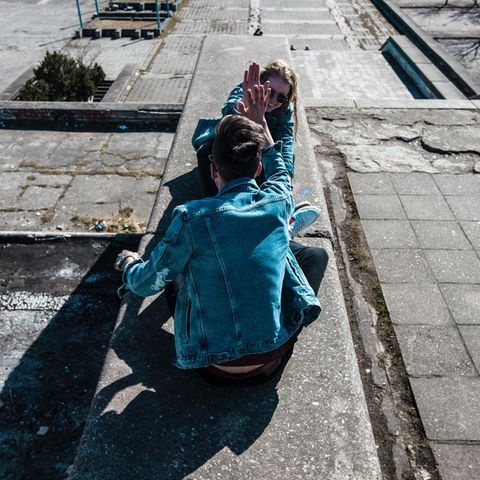 Ein junger Mann und eine junge Frau klatschen sich ab