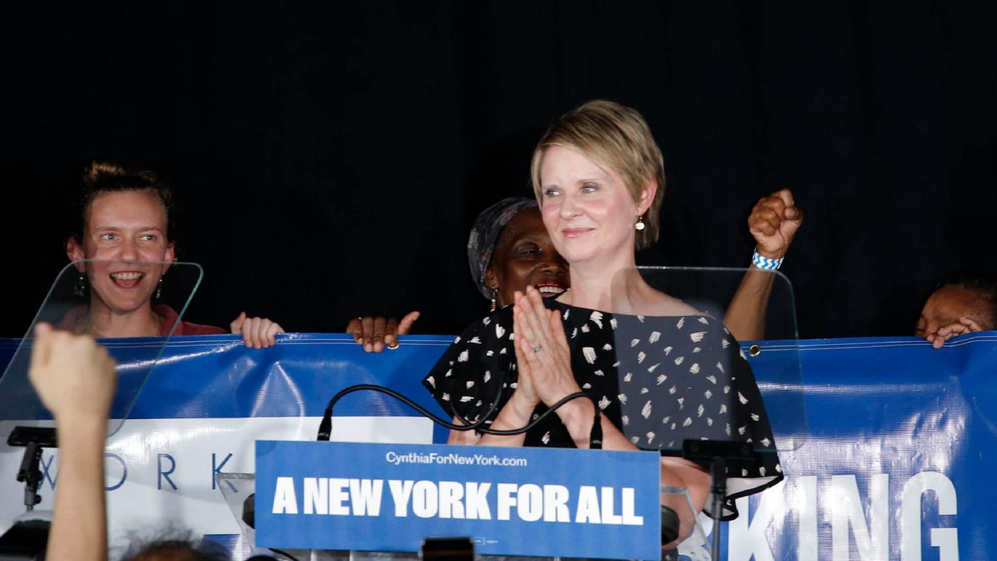 Cynthia Nixon wollte einmal Gouverneurin von New York werden Cynthia Nixon auf einer Wahlkampfveranstaltung