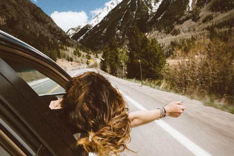 Frau fährt in Auto