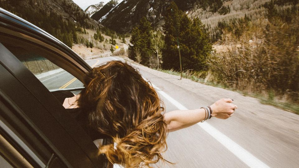 Frau fährt in Auto