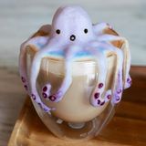 Singapur. Bis zu 20 Minuten arbeitet Daphne Tan jeden Tag an ihrem Cappuccino. So lange dauert es, bis sie den Milchschaum gefärbt und zentimeterhoch aufgetürmt hat. Meist braucht sie nur zwei Löffel, um den Schaum in seine Form zu bringen und ein Bambusspießchen, mit dem sie die Skulpturen mit natürlichen Lebensmittelfarben verschönert. Am Ende verschönern kleine schaumige Kunstwerke die Tasse der 18-Jährigen: Comic-Figuren wie Snoopy oder Daisy Duck, bekannte Filmcharaktere oder Nachbildungen großer Kunstwerke.