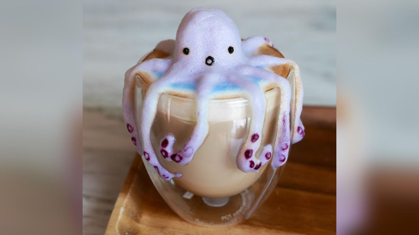 1. April: 3D-Skulpturen aus Milchschaum Singapur. Bis zu 20 Minuten arbeitet Daphne Tan jeden Tag an ihrem Cappuccino. So lange dauert es, bis sie den Milchschaum gefärbt und zentimeterhoch aufgetürmt hat. Meist braucht sie nur zwei Löffel, um den Schaum in seine Form zu bringen und ein Bambusspießchen, mit dem sie die Skulpturen mit natürlichen Lebensmittelfarben verschönert. Am Ende verschönern kleine schaumige Kunstwerke die Tasse der 18-Jährigen: Comic-Figuren wie Snoopy oder Daisy Duck, bekannte Filmcharaktere oder Nachbildungen großer Kunstwerke.