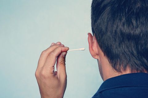 Gesundheitsgefahr: Wattestäbchen im Ohr