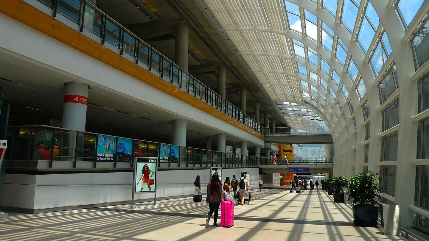 Airport-Ranking 2019: Platz 5: Hongkong (HKG), China Der Heimatflughafen von Cathay Pacific landet jedes Jahr unter den Top Ten: Mehr als 100 Airlines fliegen den auch unter dem Namen Chek Lap Kok bekannten Flughafen an. Von hier aus geht es allein zu 44 verschiedenen Zielen innerhalb Chinas. In diesem Jahr siegt der Airport auch in der Kategorie "World’s Best Airport Immigration Service". Platz 5: Hongkong (HKG), China Der Heimatflughafen von Cathay Pacific landet jedes Jahr unter den Top Ten: Mehr als 100 Airlines fliegen den auch unter dem Namen Chek Lap Kok bekannten Flughafen an. Von hier aus geht es allein zu 44 verschiedenen Zielen innerhalb Chinas. In diesem Jahr siegt der Airport auch in der Kategorie "World’s Best Airport Immigration Service".